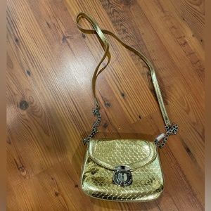 Cute gold purse! Perfect for day to night use!